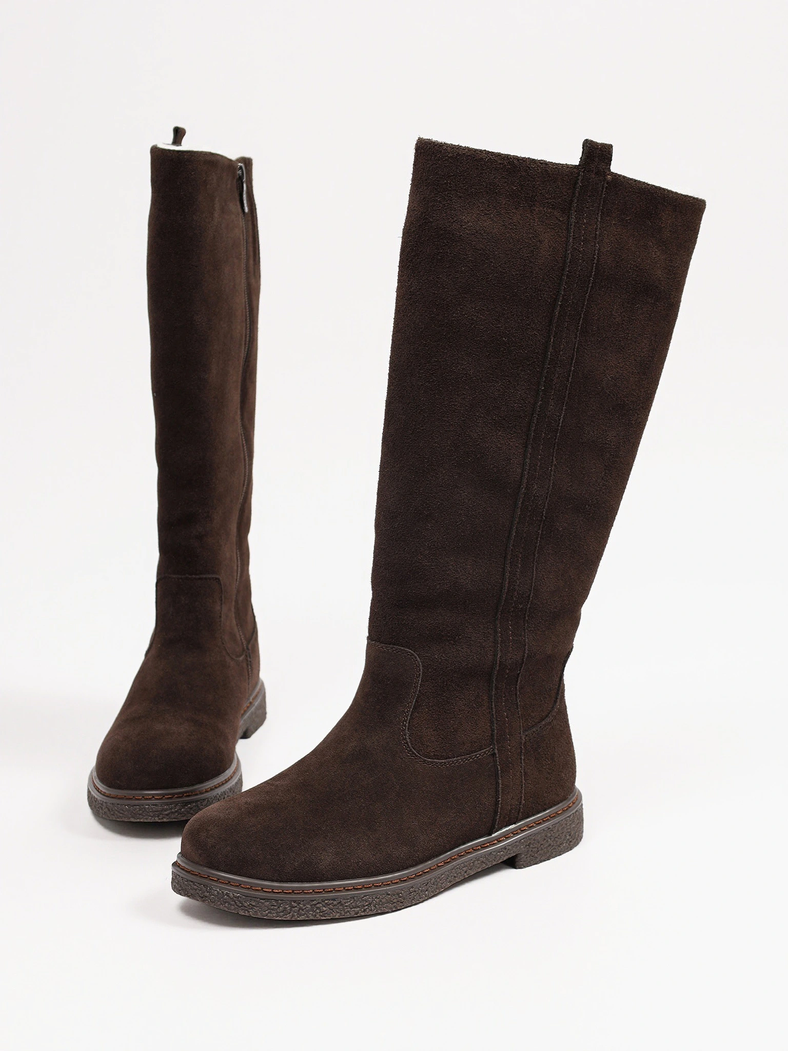 Сапоги коричневого цвета из натуральной замши на низком каблуке